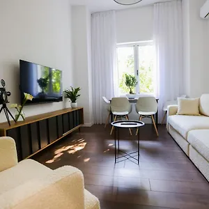 middlenest-central-apartment.albaniahotels.org/